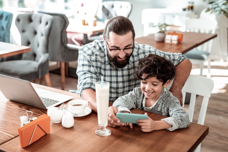 Representación visual de un padre supervisando el uso de Roblox por su hijo.