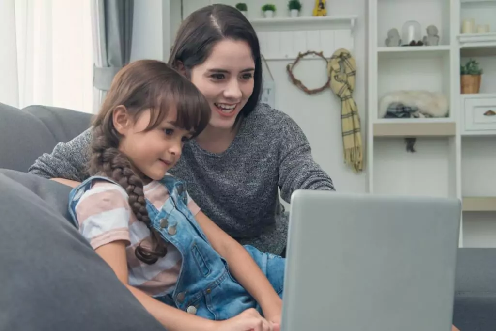 Representación visual de una madre supervisando el uso de Discord de su hija.