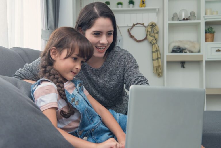 Representación visual de una madre supervisando el uso de Discord de su hija.