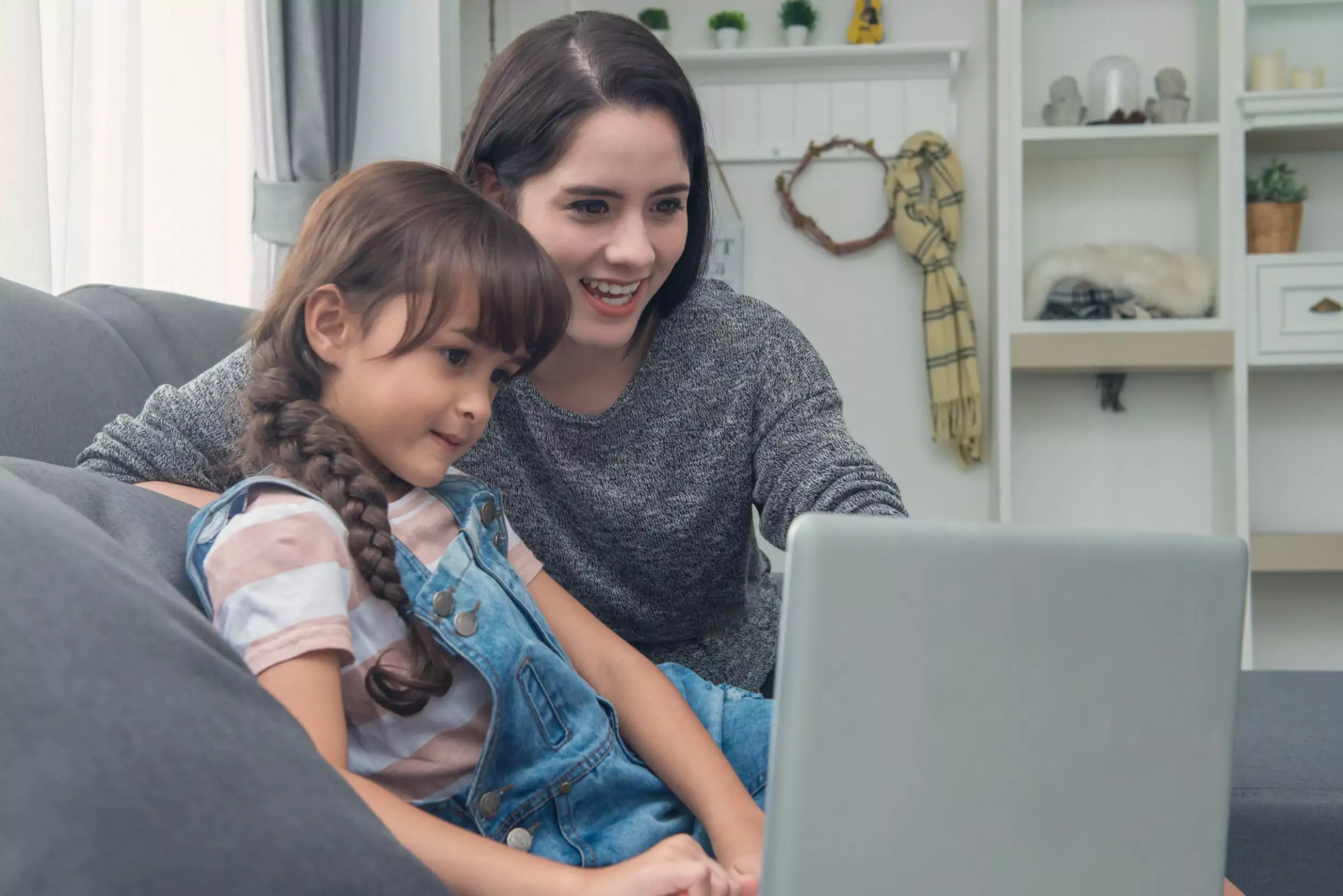 Representación visual de una madre supervisando el uso de Discord de su hija.