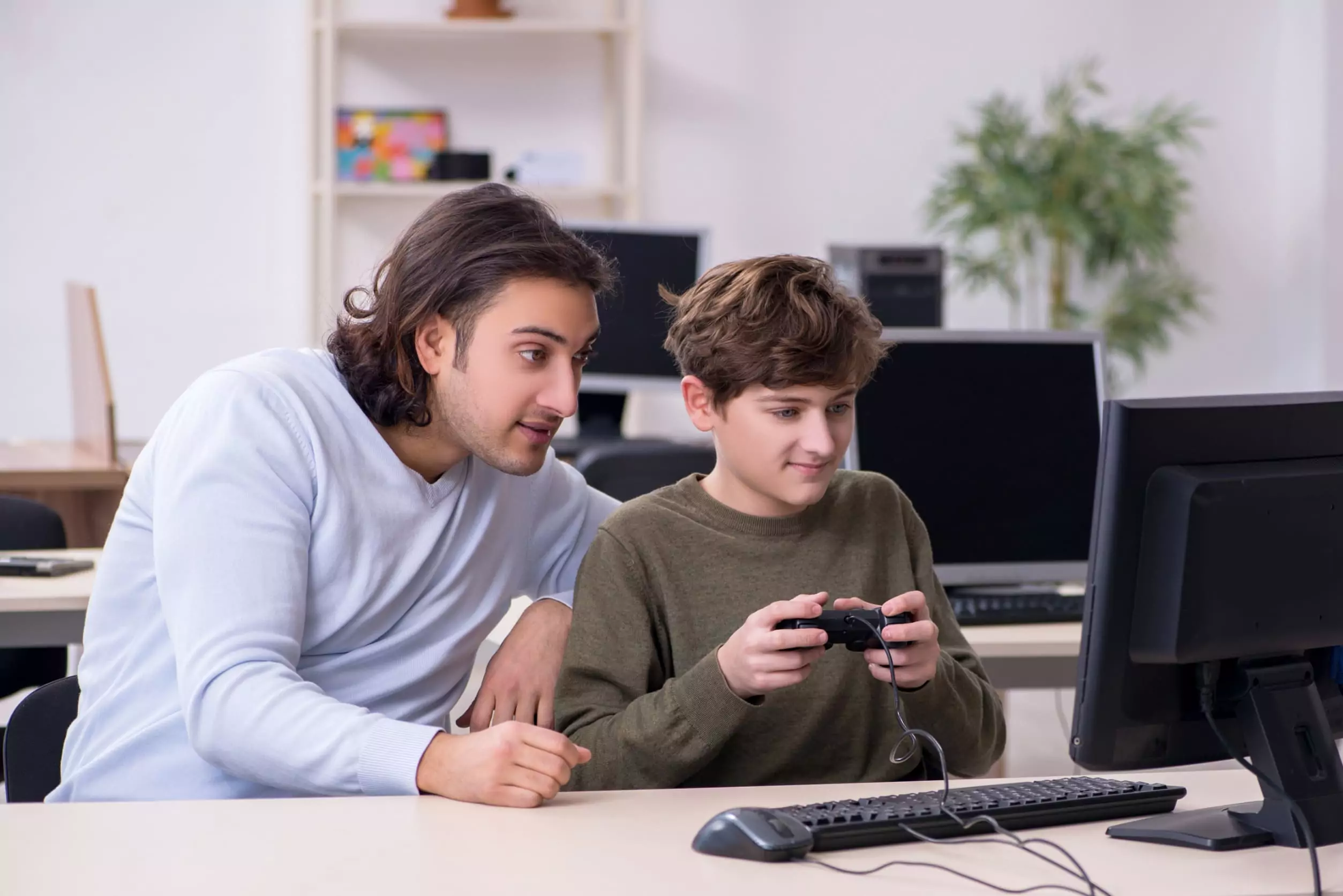Representación visual de un padre supervisando el uso de Twitch de su hijo adolescente.