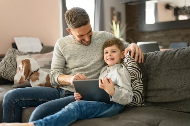 Representación visual de un padre supervisando el uso del dispositivo de su hijo.