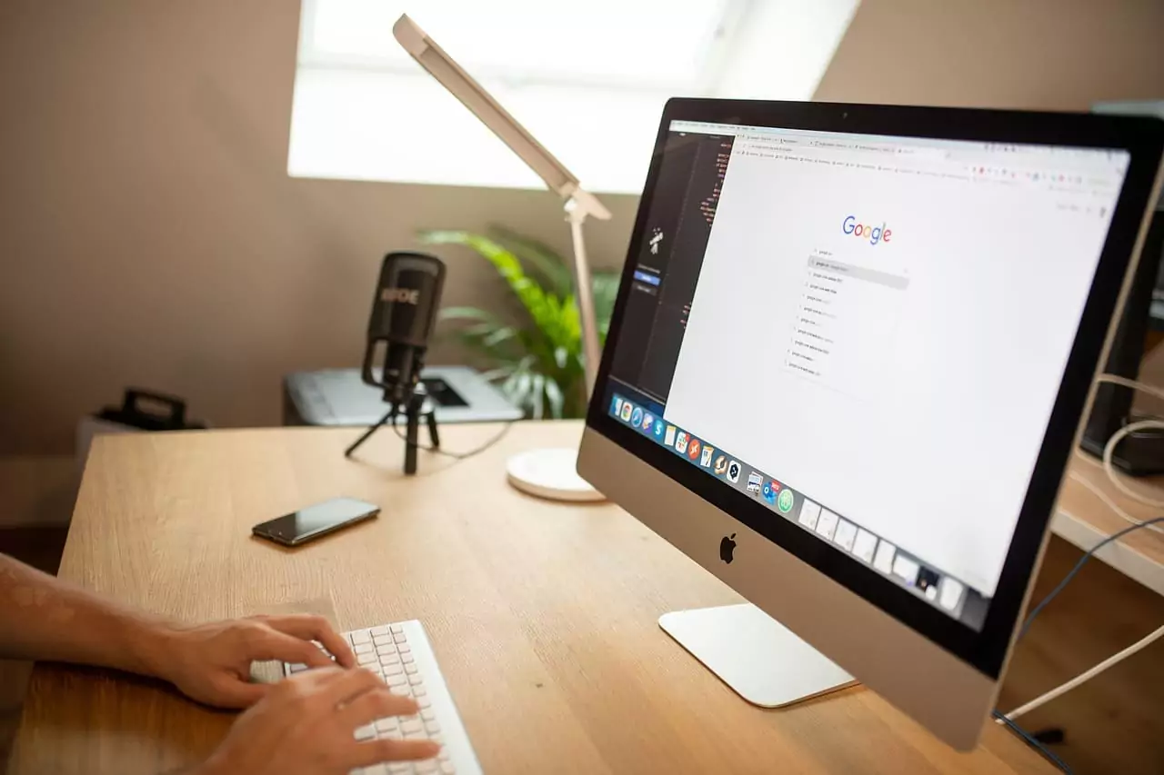 Imagen ilustrativa de expertos trabajando en estrategias de SEO y posicionamiento en Google.