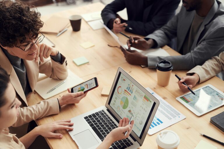 Imagen de un grupo de personas trabajando en una estrategia de marketing digital.