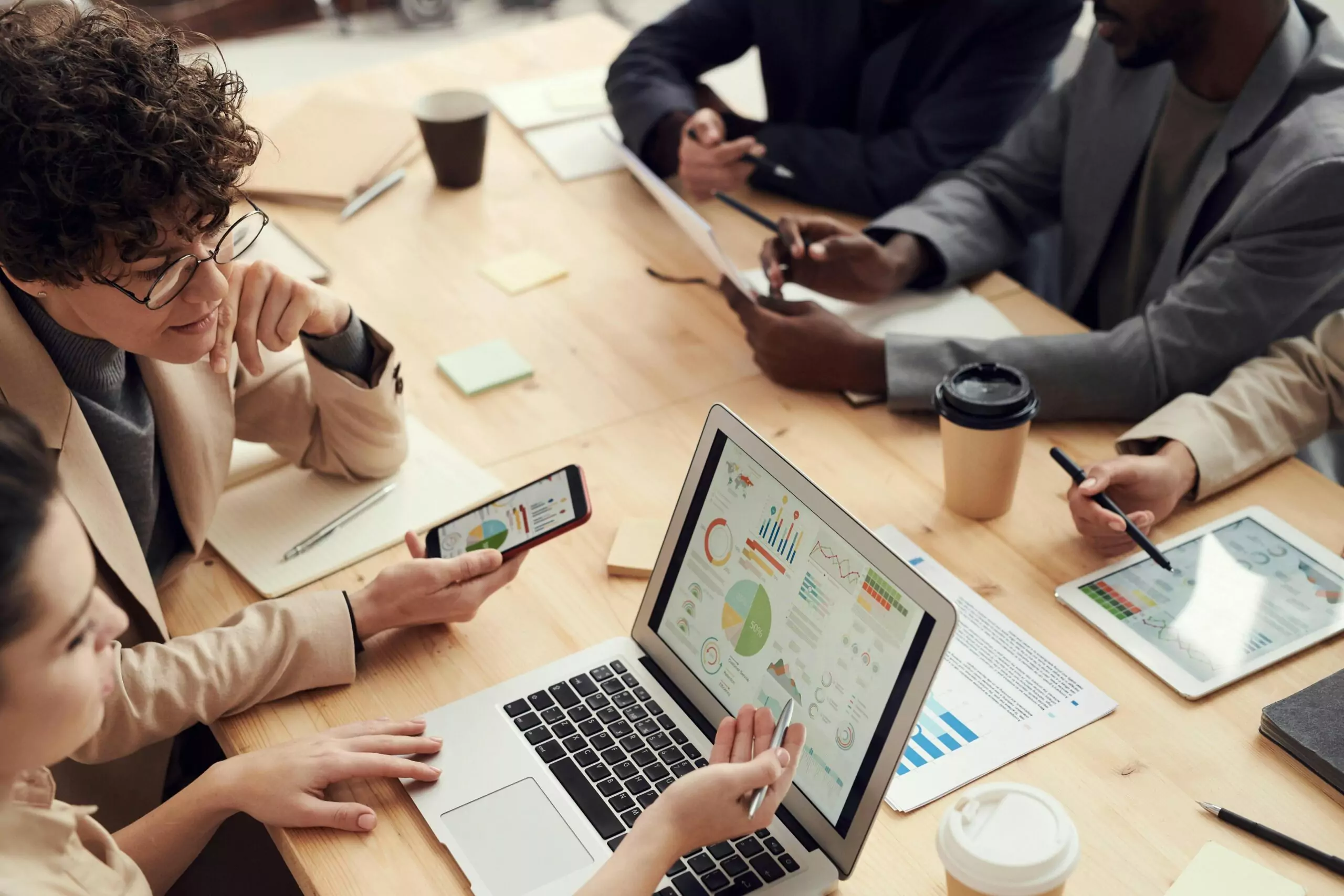 Imagen de un grupo de personas trabajando en una estrategia de marketing digital.