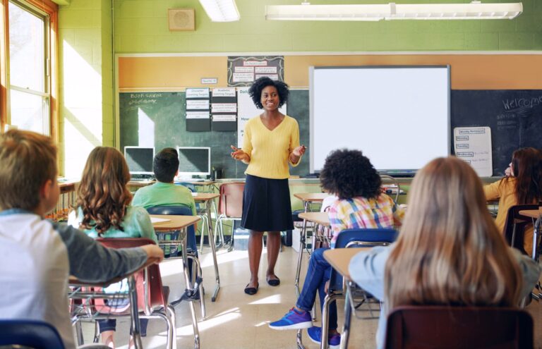 Guía Esencial para Docentes: Cómo Manejar el Ciberbullying en el Aula y Proteger a los Estudiantes