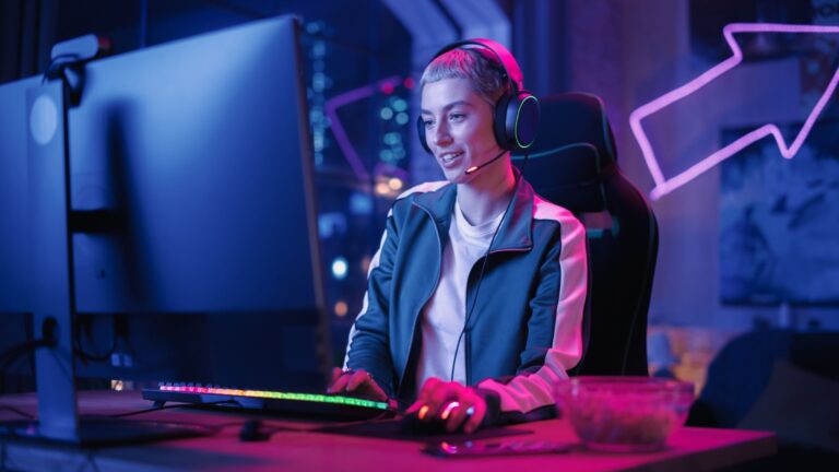 Imagen de un streamer en Twitch interactuando con su público en tiempo real.