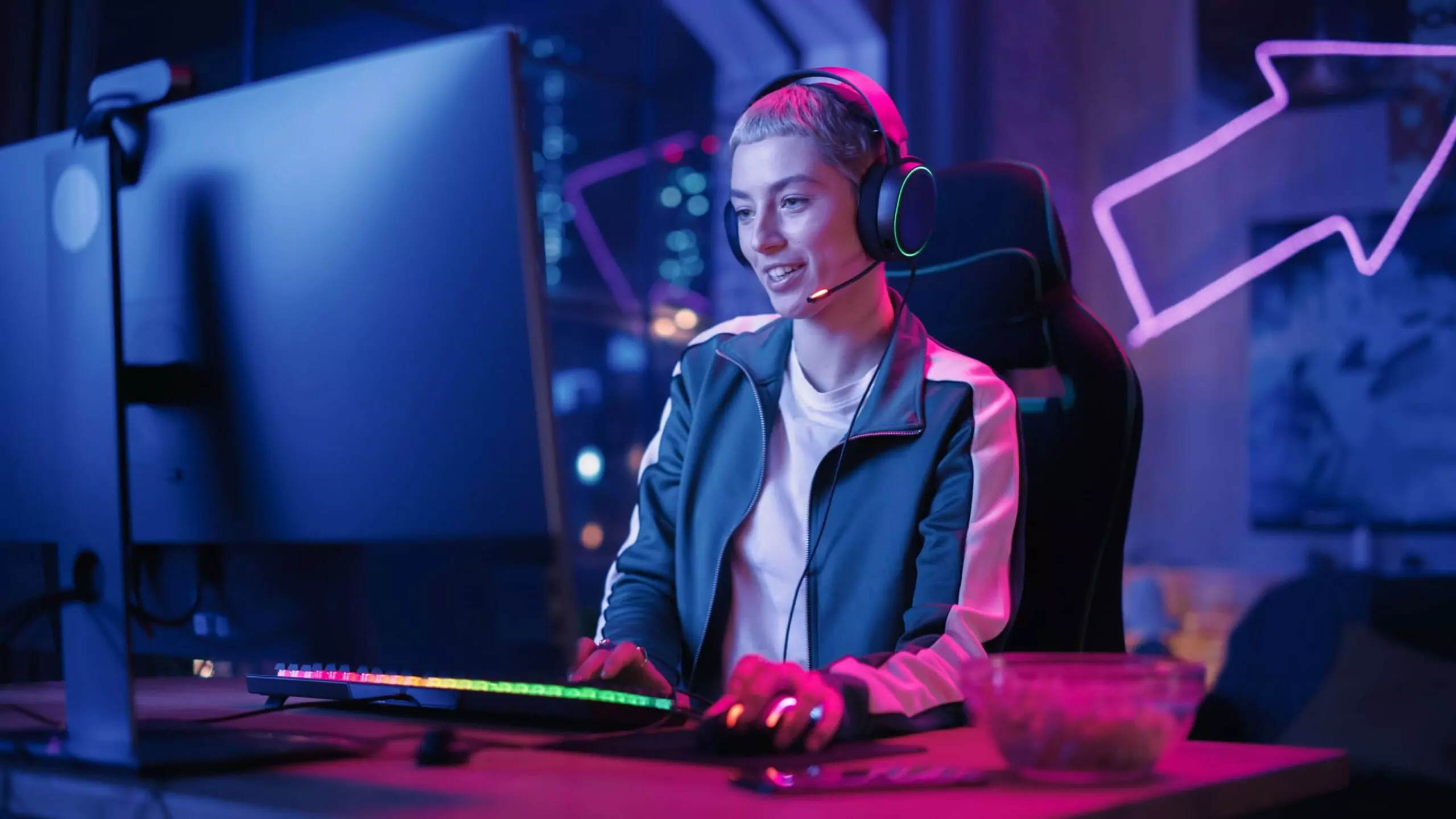 Imagen de un streamer en Twitch interactuando con su público en tiempo real.