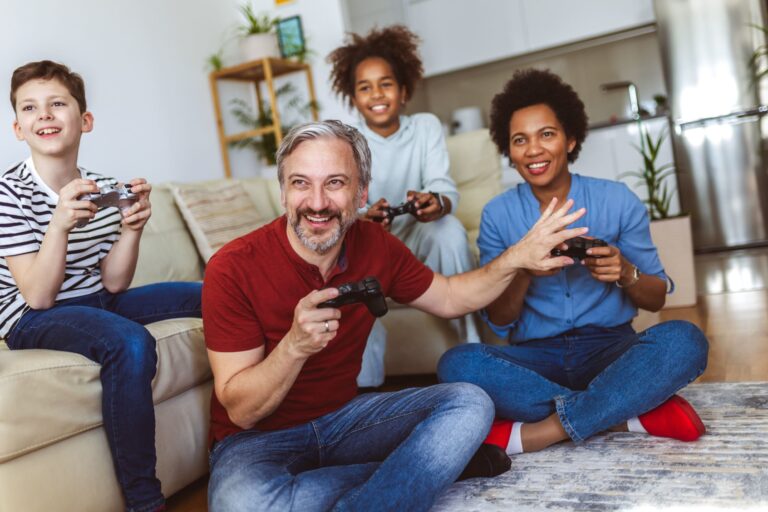 Imagen de una familia jugando videojuegos juntos en casa.