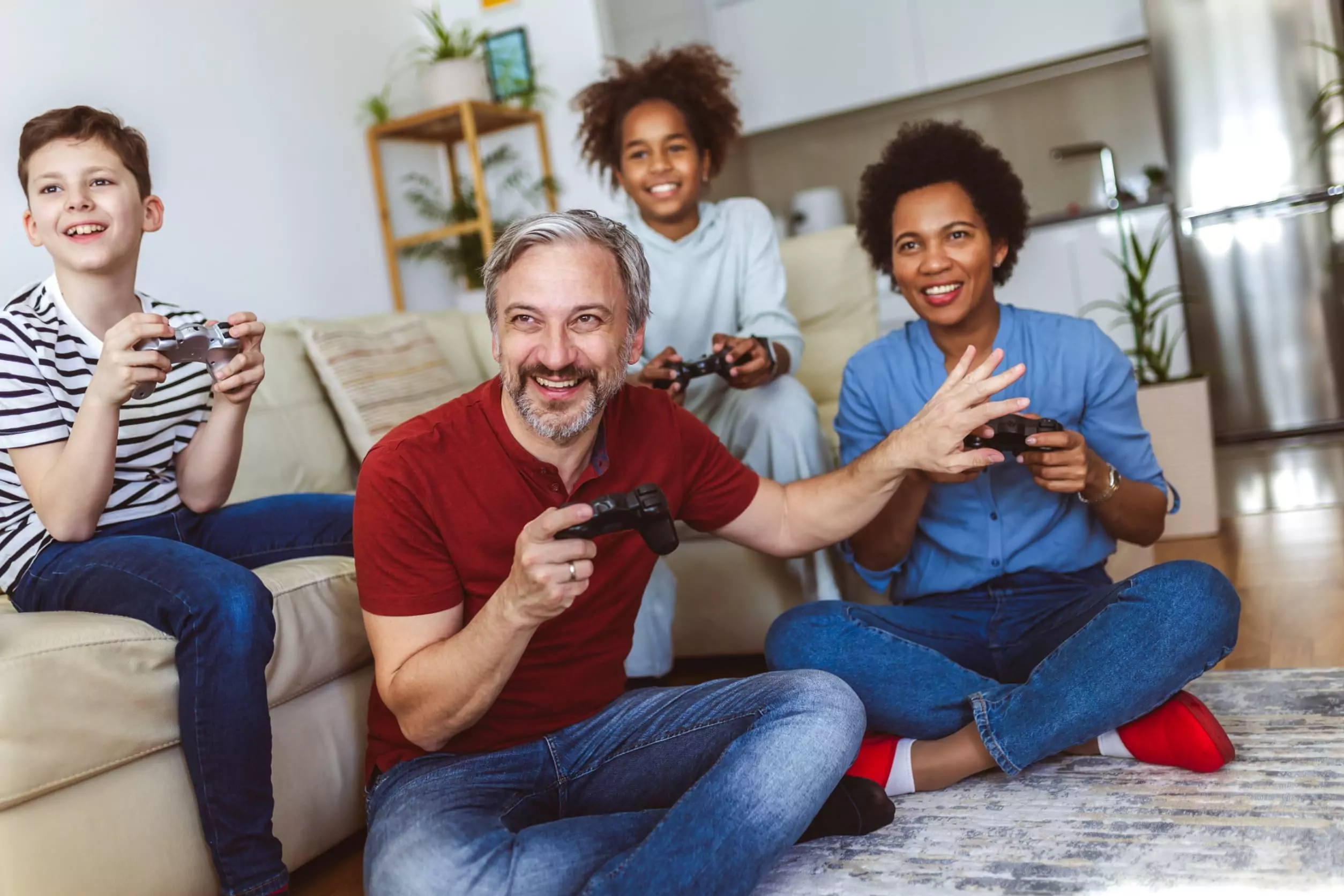 Imagen de una familia jugando videojuegos juntos en casa.