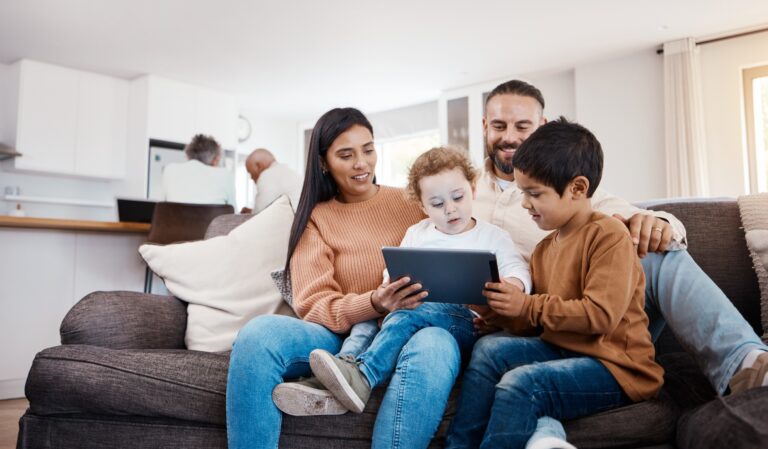 Niño usando internet bajo la supervisión de sus padres, privacidad en línea para niños