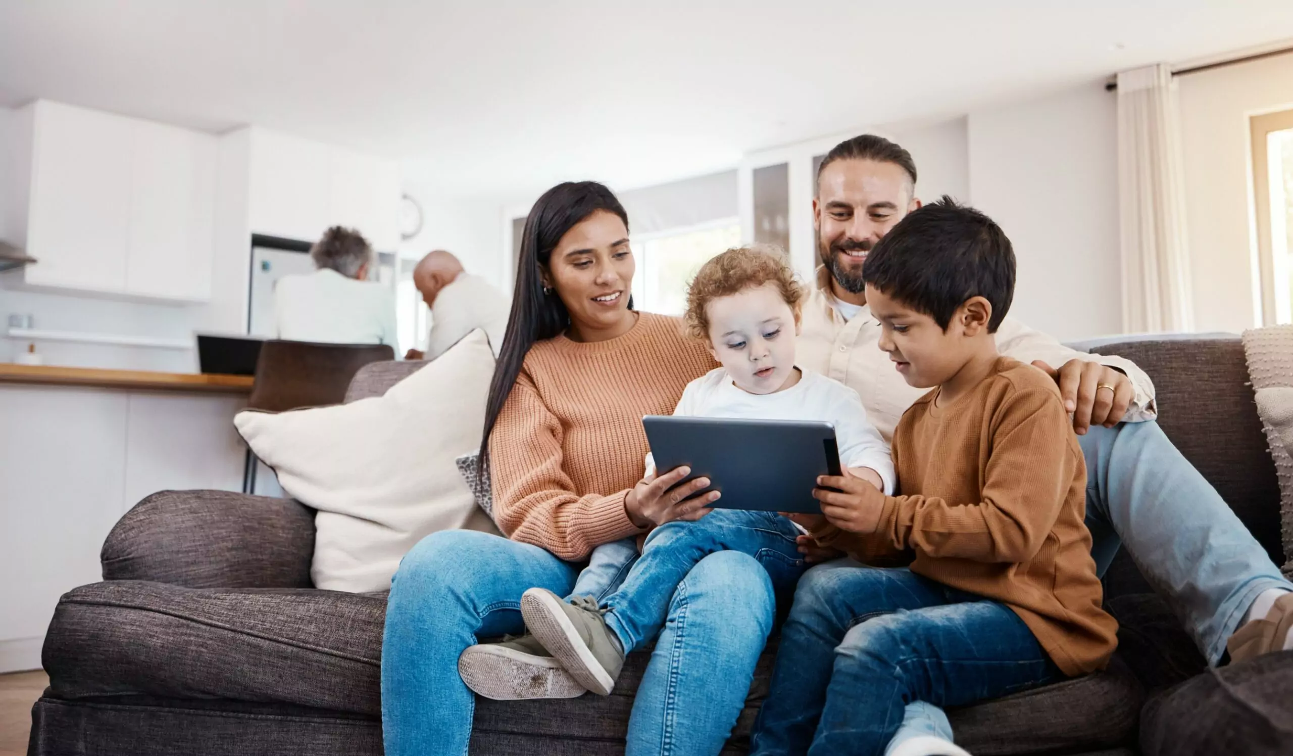 Niño usando internet bajo la supervisión de sus padres, privacidad en línea para niños
