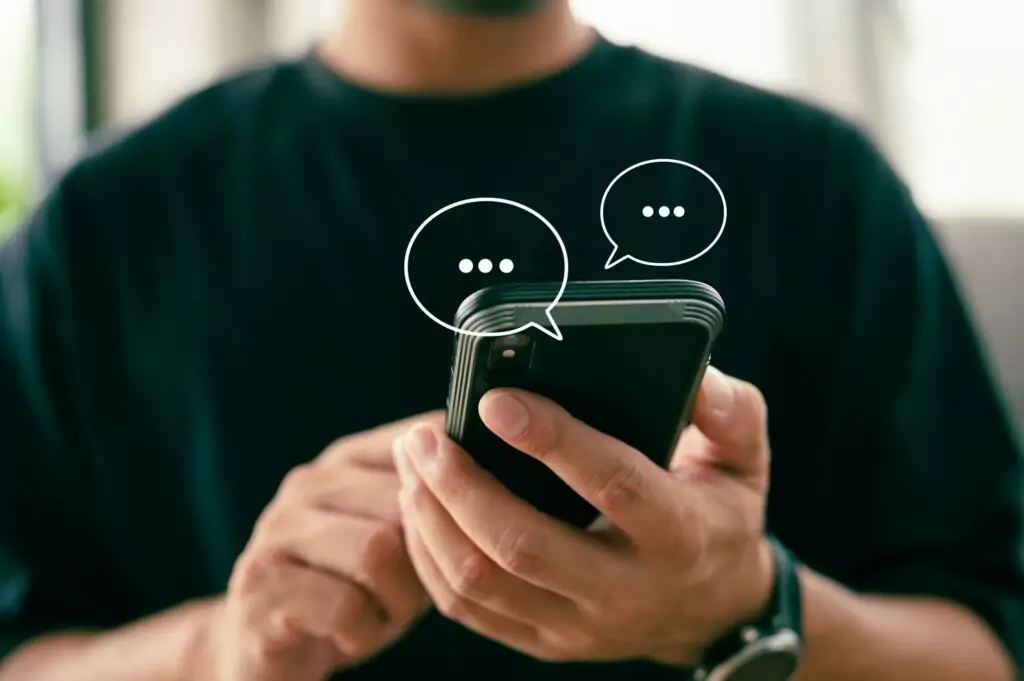 Ilustración sobre la optimización de contenido para búsquedas por voz y asistentes virtuales en SEO
