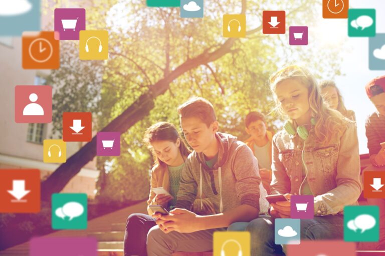 Adolescentes usando apps privadas para organizar fiestas.