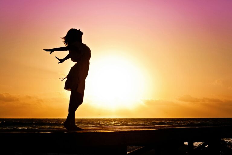 Persona meditando para el amor propio