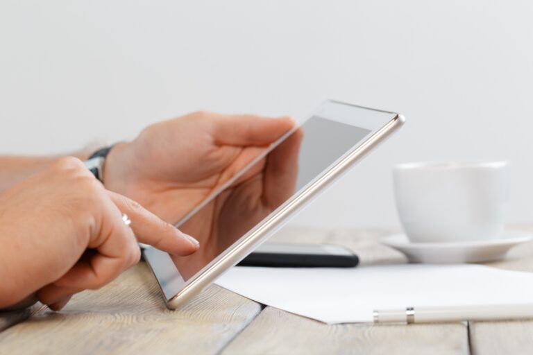 Padre configurando control parental en tablet Galaxy Note