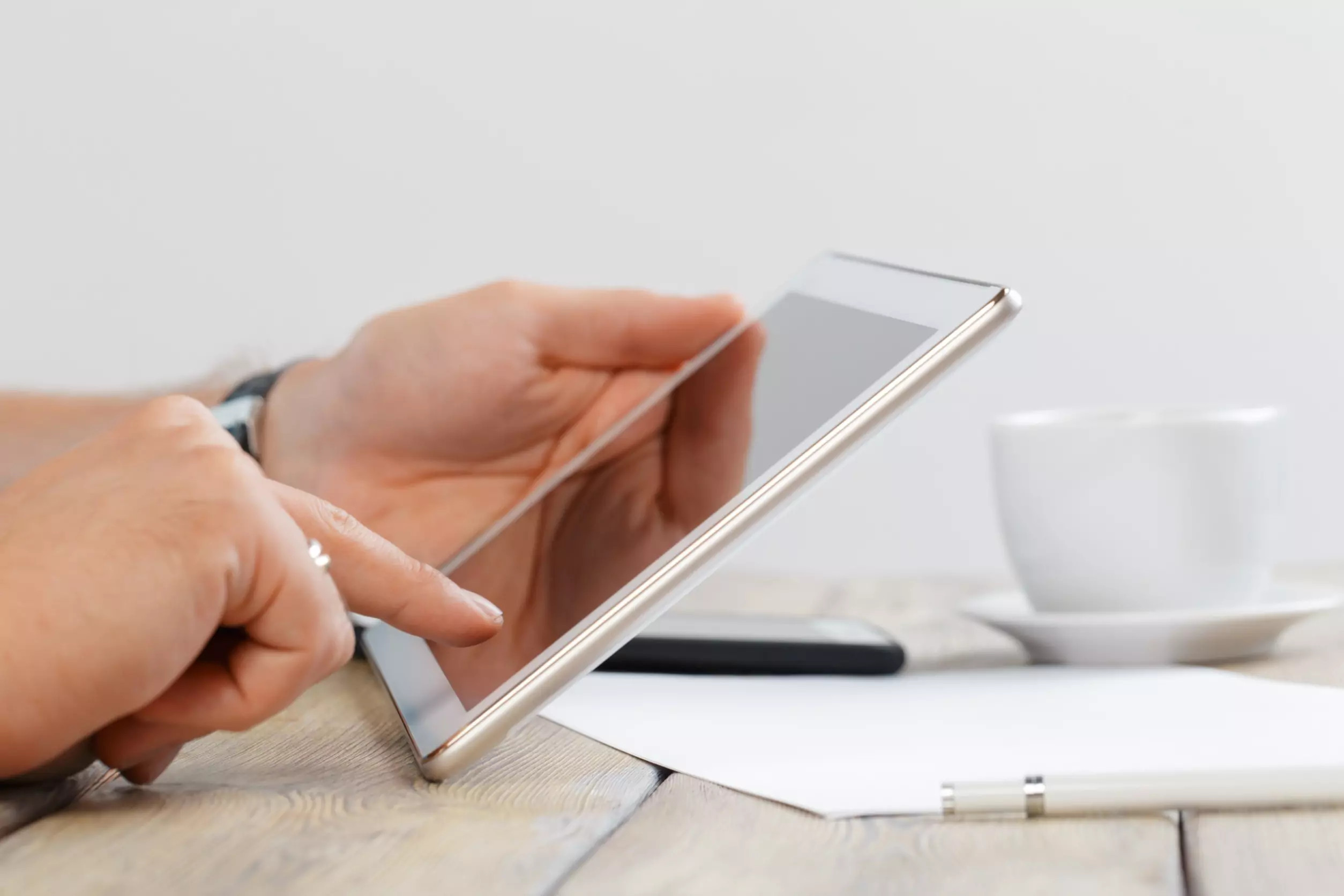 Padre configurando control parental en tablet Galaxy Note