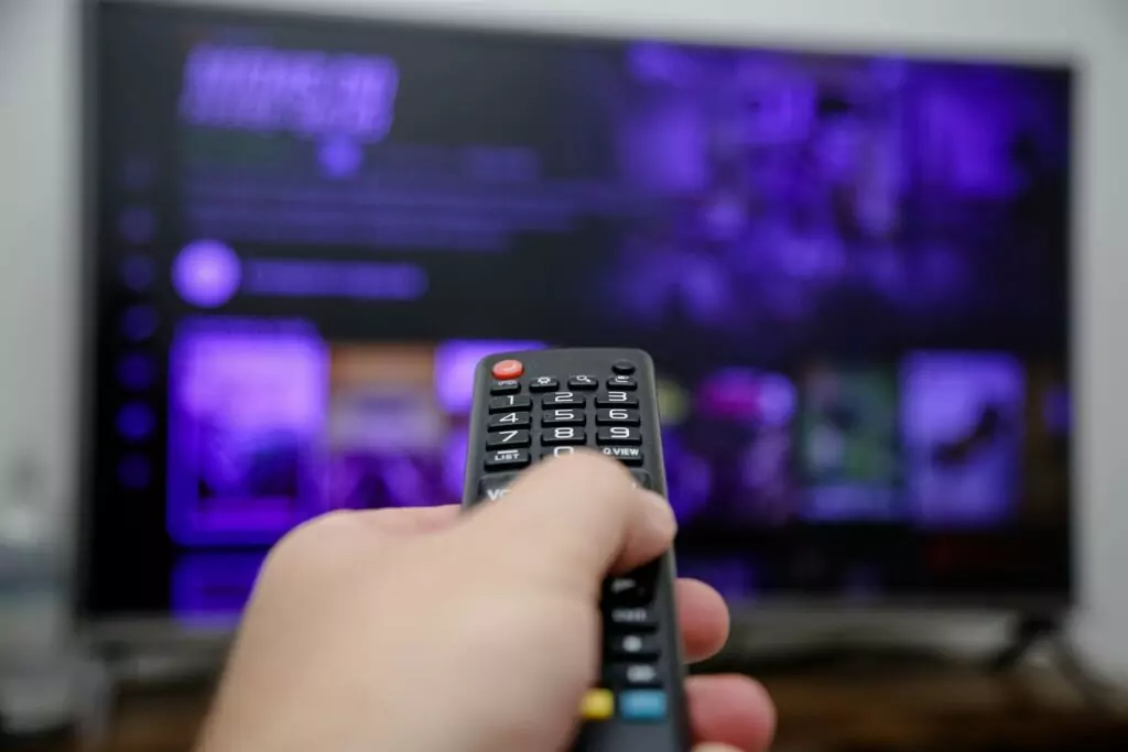 Padre configurando control parental en Disney+