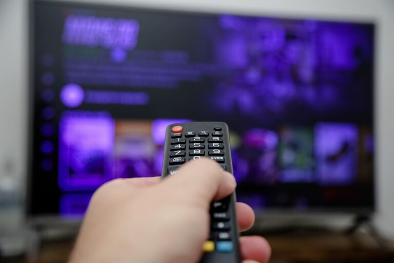 Padre configurando control parental en Disney+