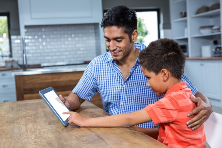 Niño usando un iPad de forma segura