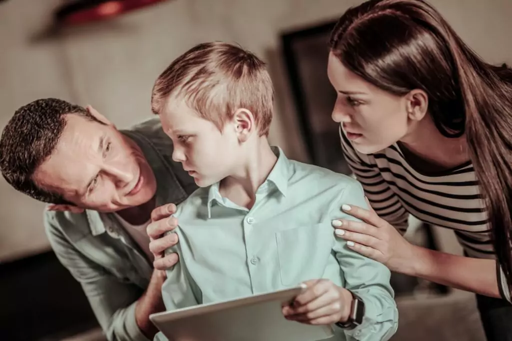 Niño jugando videojuegos bajo supervisión, control parental en videojuegos