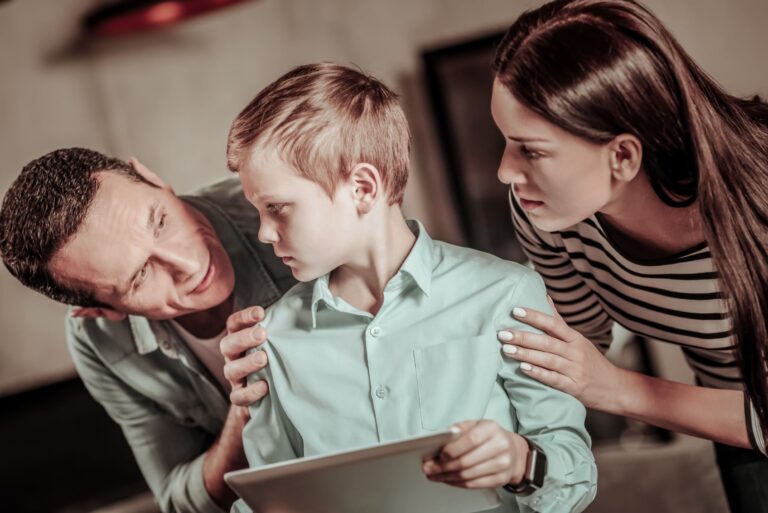 Niño jugando videojuegos bajo supervisión, control parental en videojuegos
