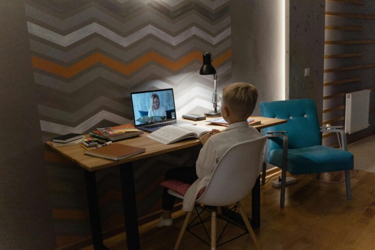 Familia estableciendo límites digitales, Niño utilizando tecnología bajo supervisión