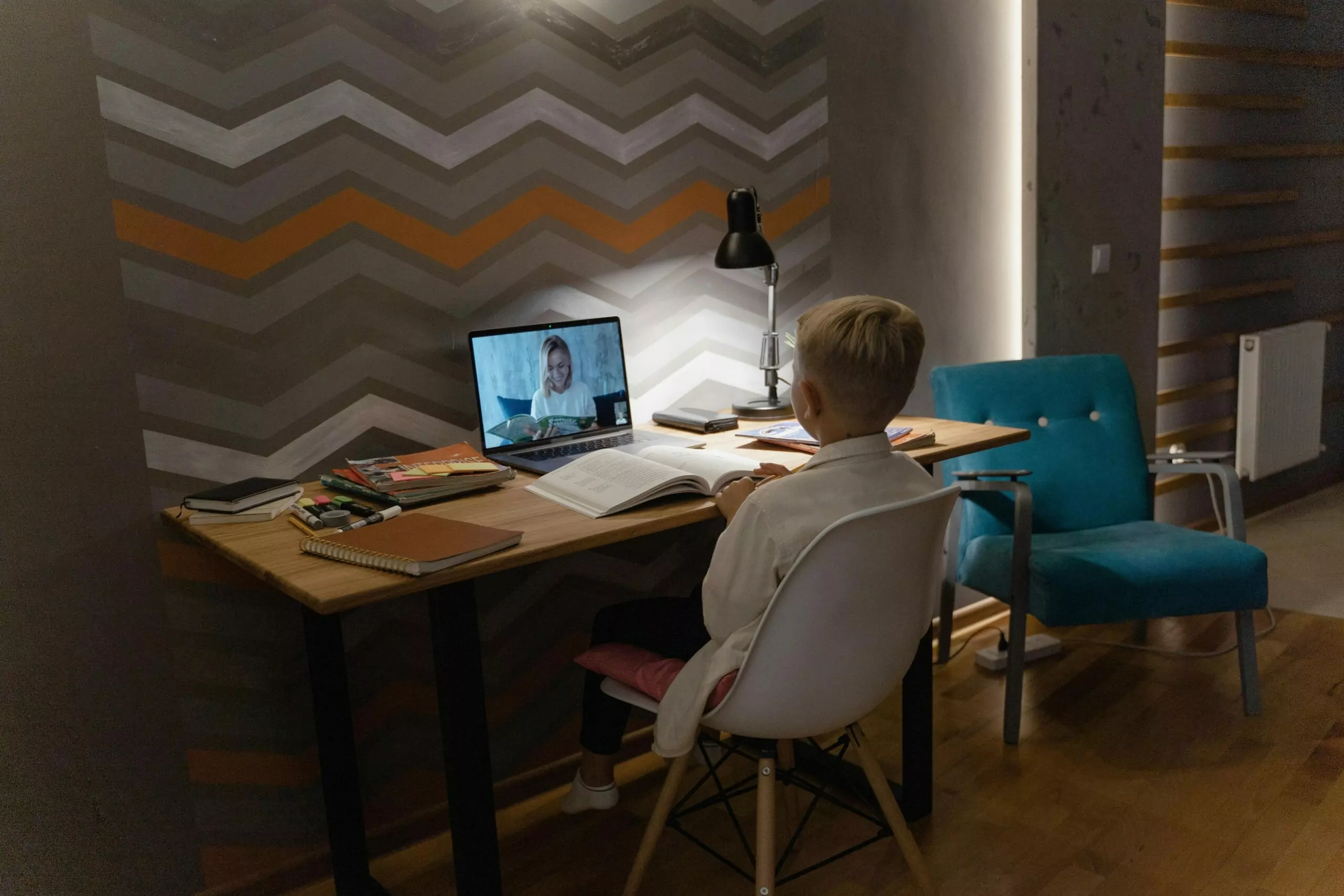 Familia estableciendo límites digitales, Niño utilizando tecnología bajo supervisión