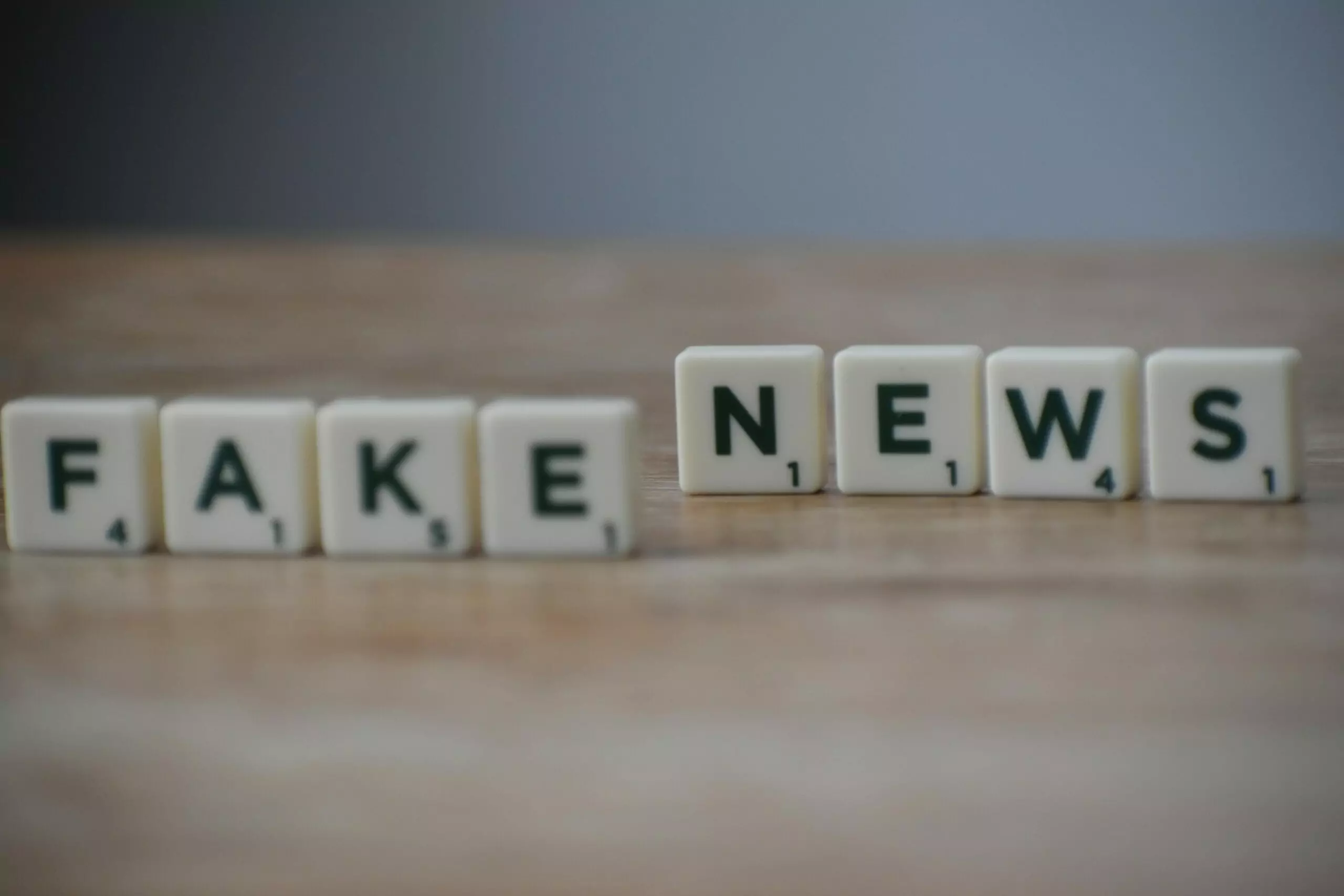 Cómo las fake news influencian las decisiones políticas y cómo protegerte de ellas