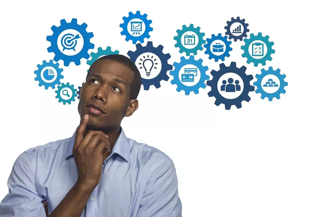 Emprendedor reflexionando sobre un plan de negocios