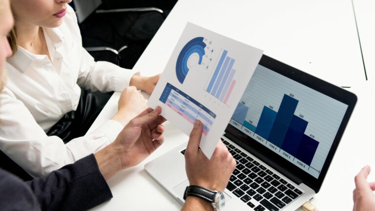 Equipo de trabajo debatiendo estrategias de crecimiento empresarial