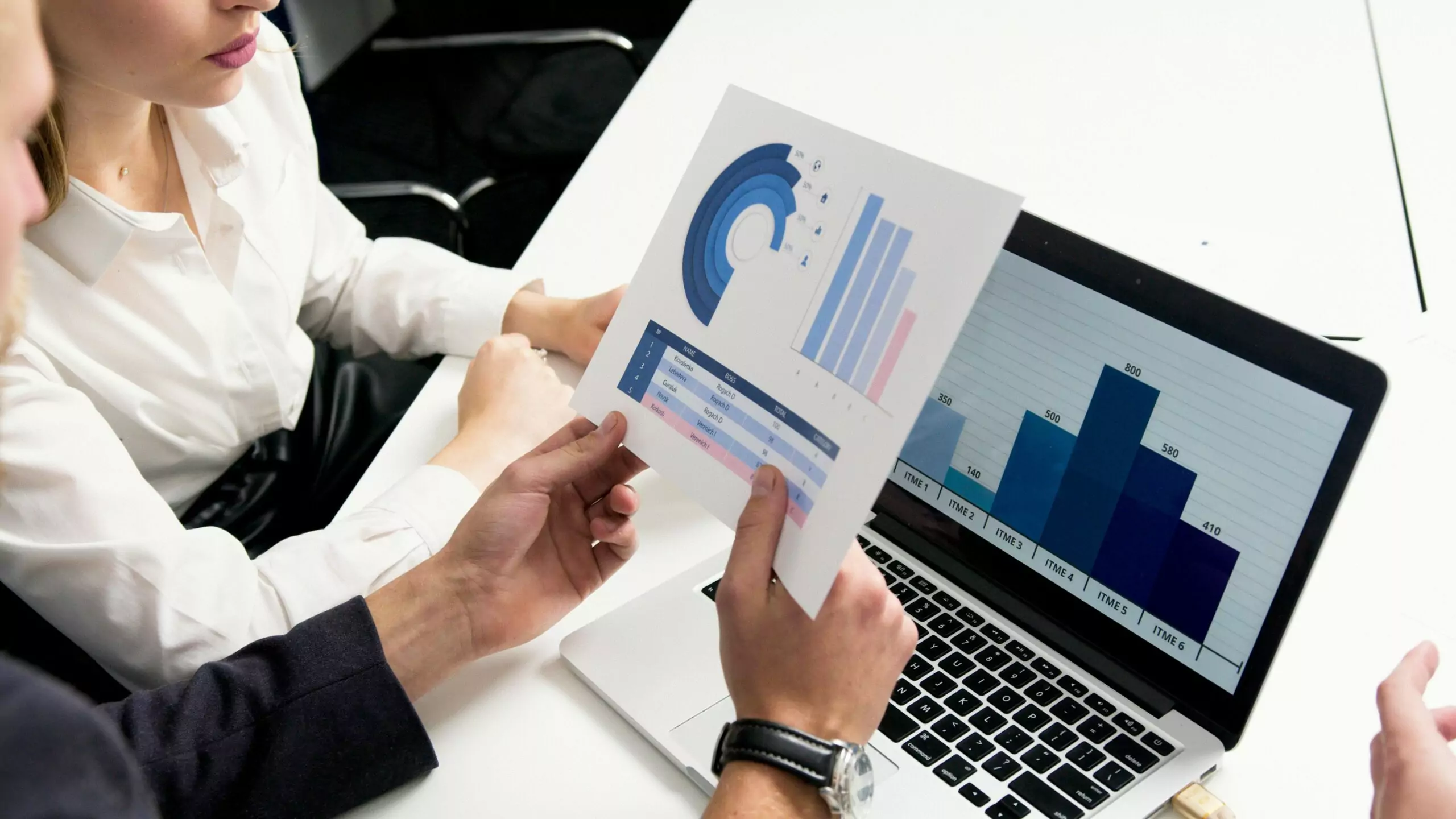 Equipo de trabajo debatiendo estrategias de crecimiento empresarial