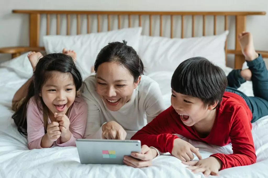 Familia usando Microsoft Family Safety en una tablet