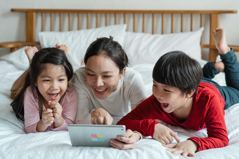 Familia usando Microsoft Family Safety en una tablet