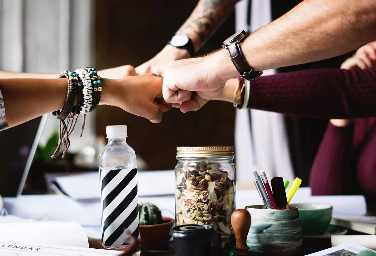 Líder motivando a su equipo dentro de una organización