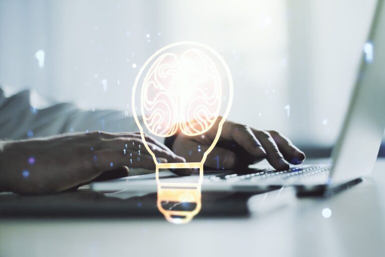 Cliente conversando con vendedor utilizando técnicas de neuroventas