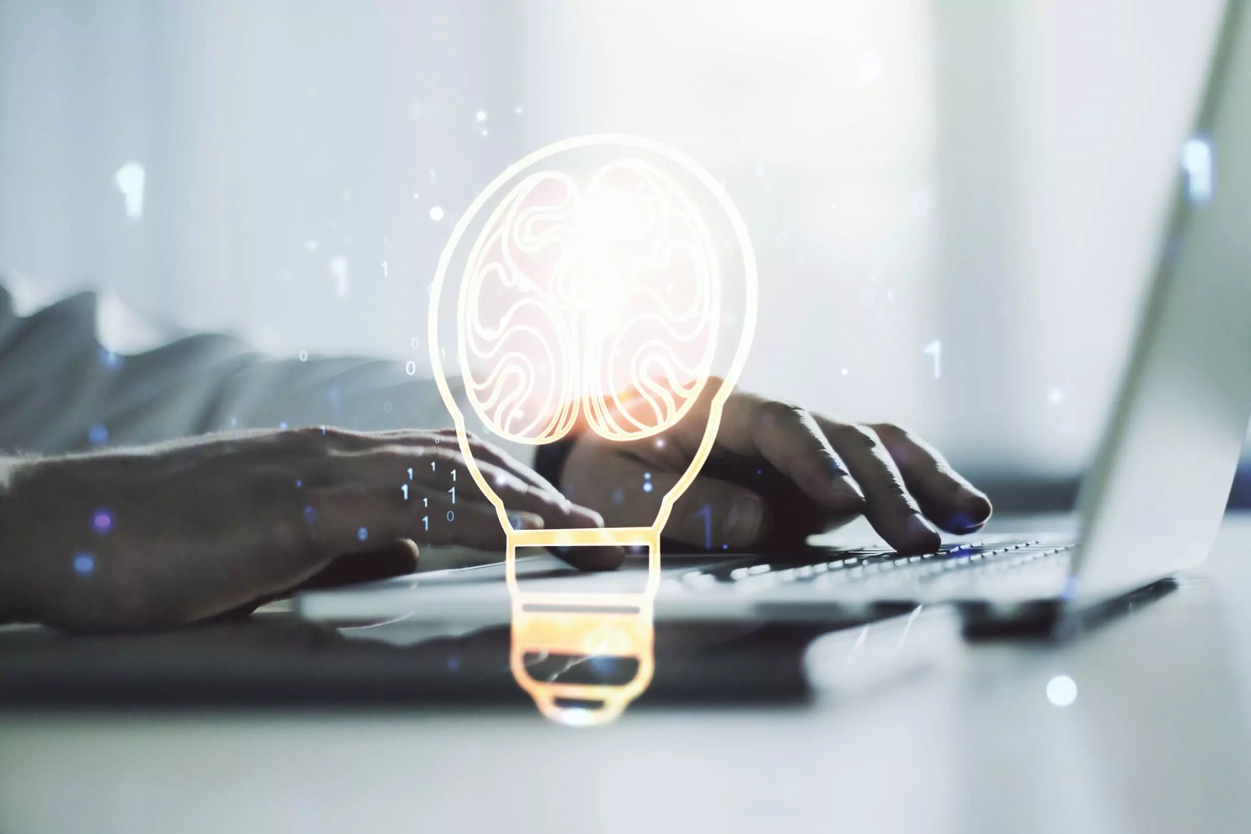 Cliente conversando con vendedor utilizando técnicas de neuroventas