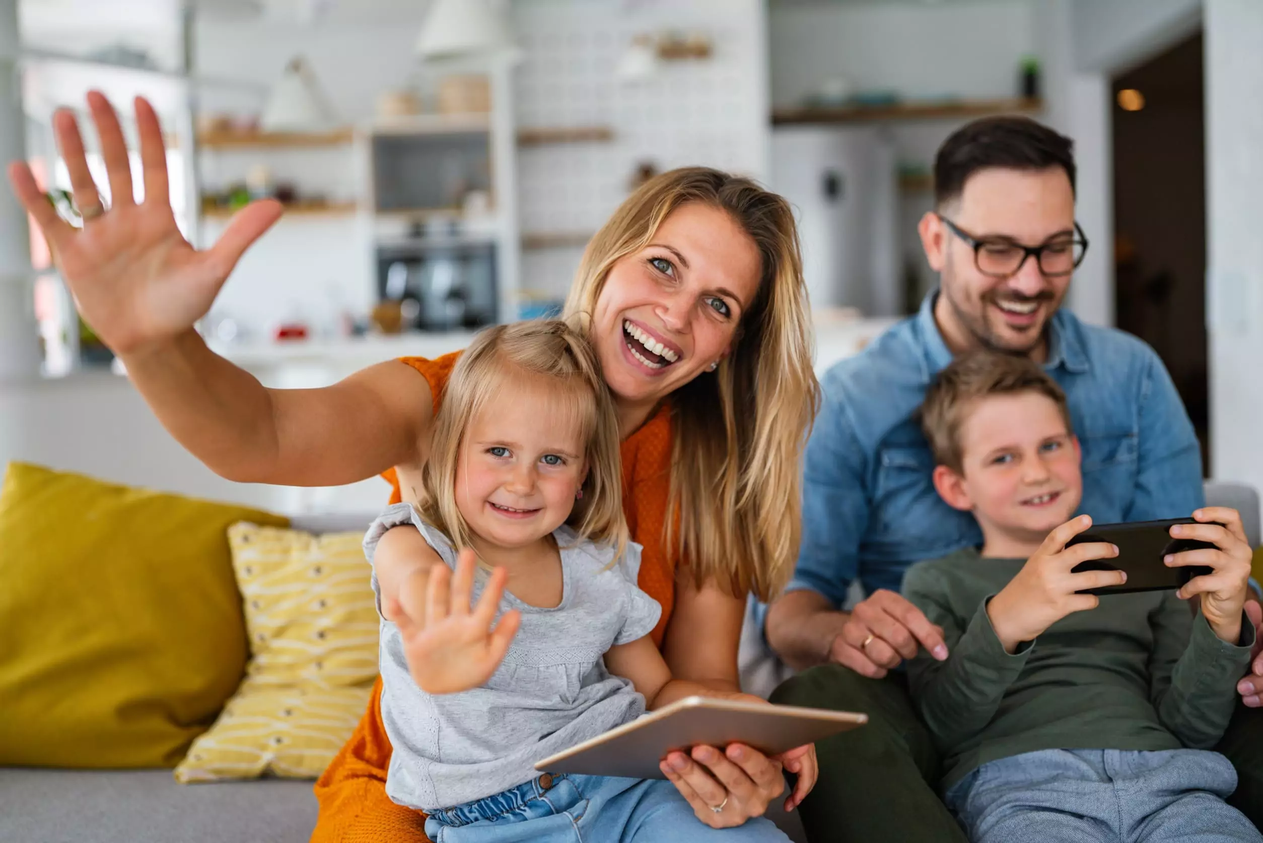 Niños usando dispositivos móviles con Google Family Link
