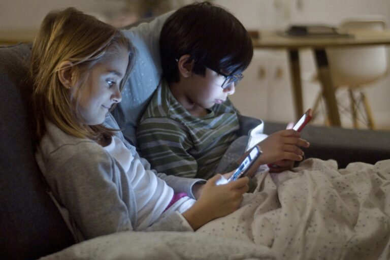 Consejos para dar un celular seguro a los niños