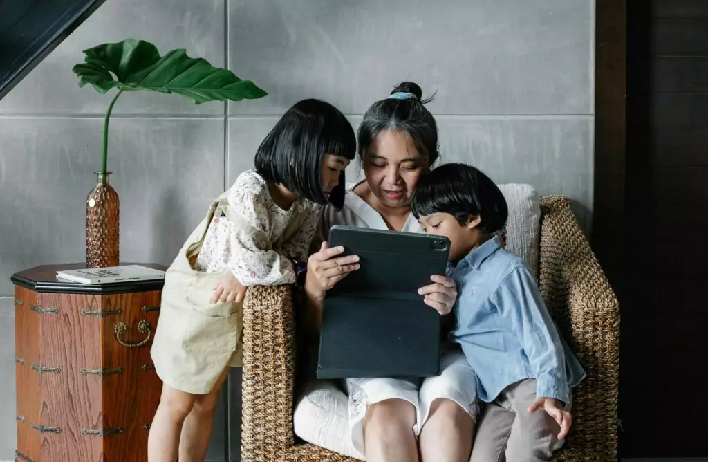 Familia estableciendo reglas para el uso de tecnología en el hogar