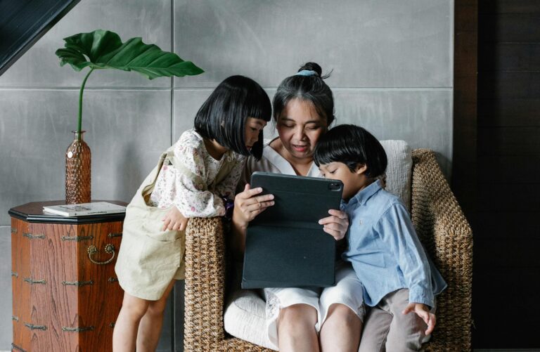 Familia estableciendo reglas para el uso de tecnología en el hogar
