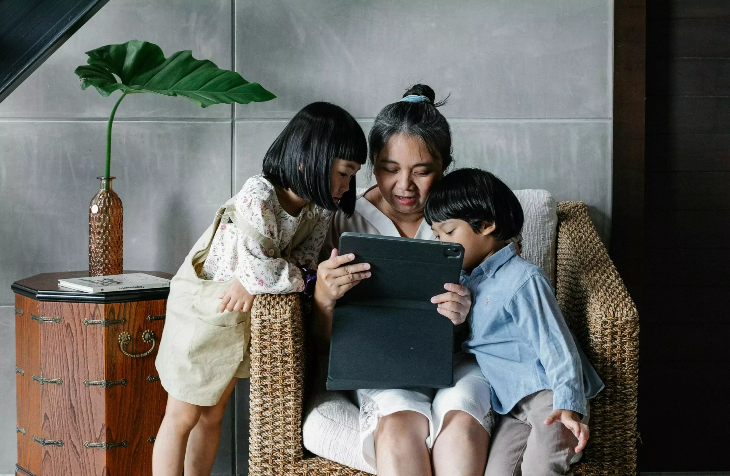 Familia estableciendo reglas para el uso de tecnología en el hogar