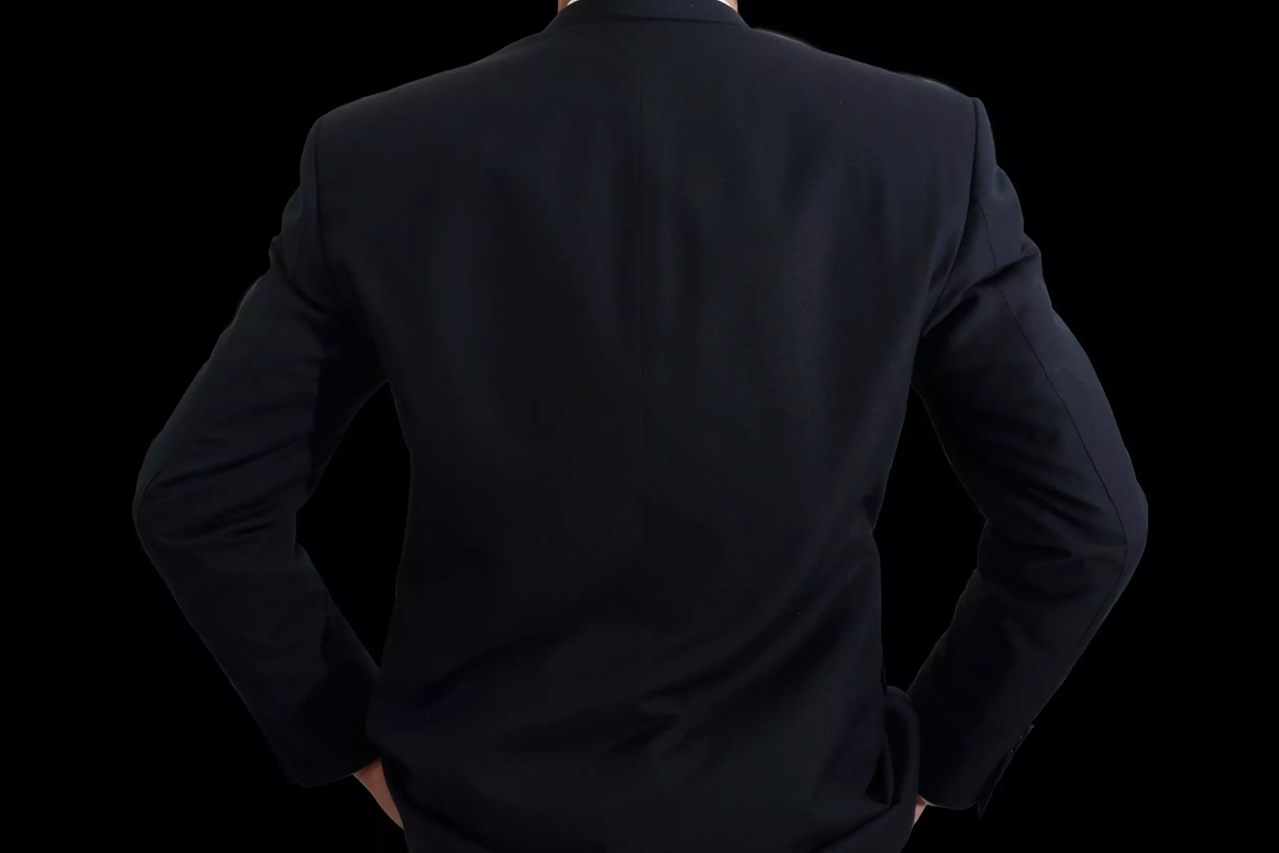Vestir de negro como estrategia de imagen profesional.
