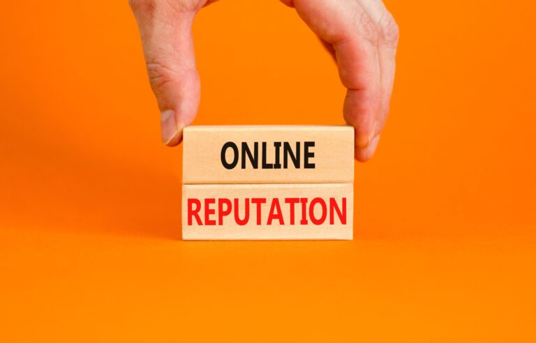 Analista trabajando en defensa de reputación digital