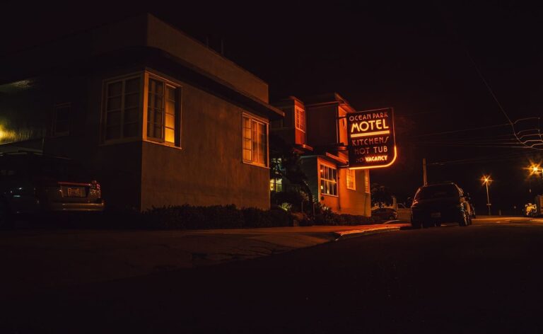 istema de IA optimizando precios de habitaciones en un motel