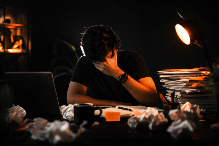 burnout emprendedor redes sociales — Burnout del dueño que también lleva las redes