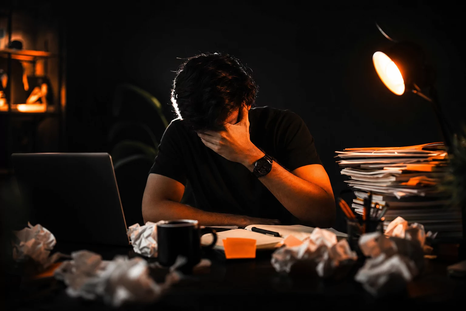 burnout emprendedor redes sociales — Burnout del dueño que también lleva las redes